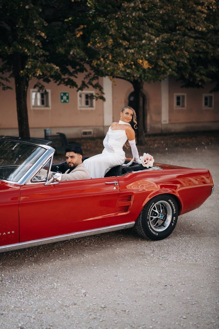 Brautpaar im Oldtimer — ayfilms