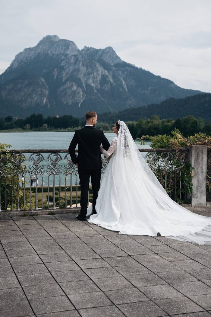 Brautpaar vor Bergpanorama am See — ayfilms