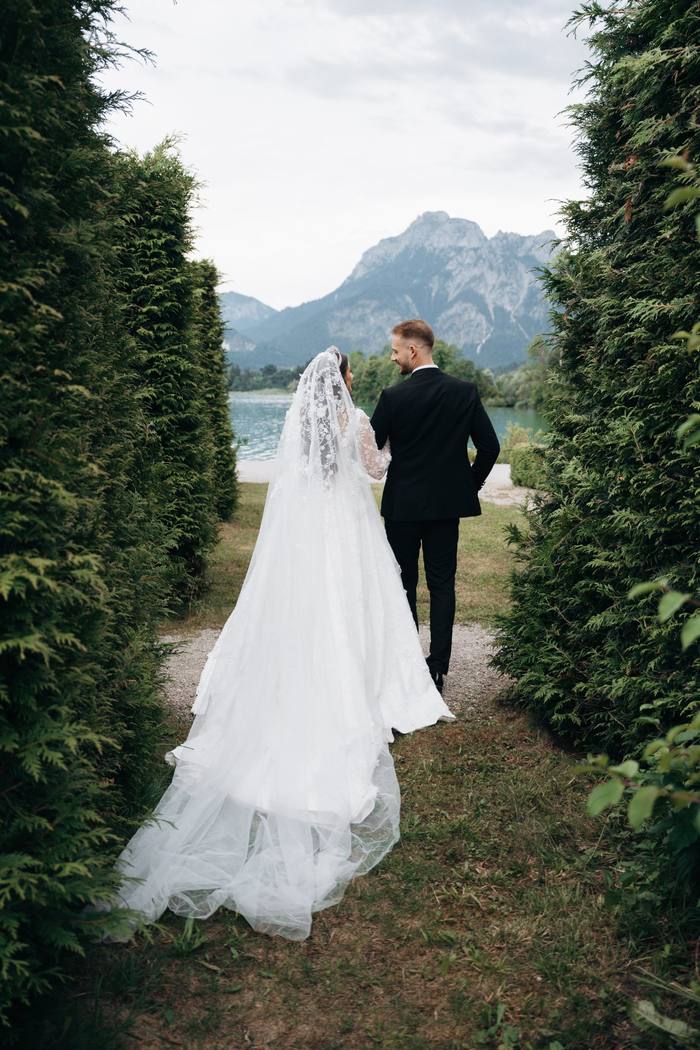 Brautpaar auf dem Weg zum Bergsee — ayfilms